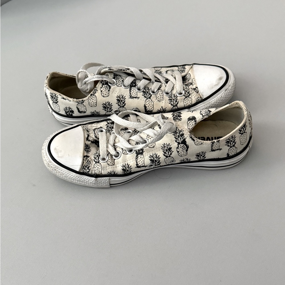 Pineapple print white low top converse
